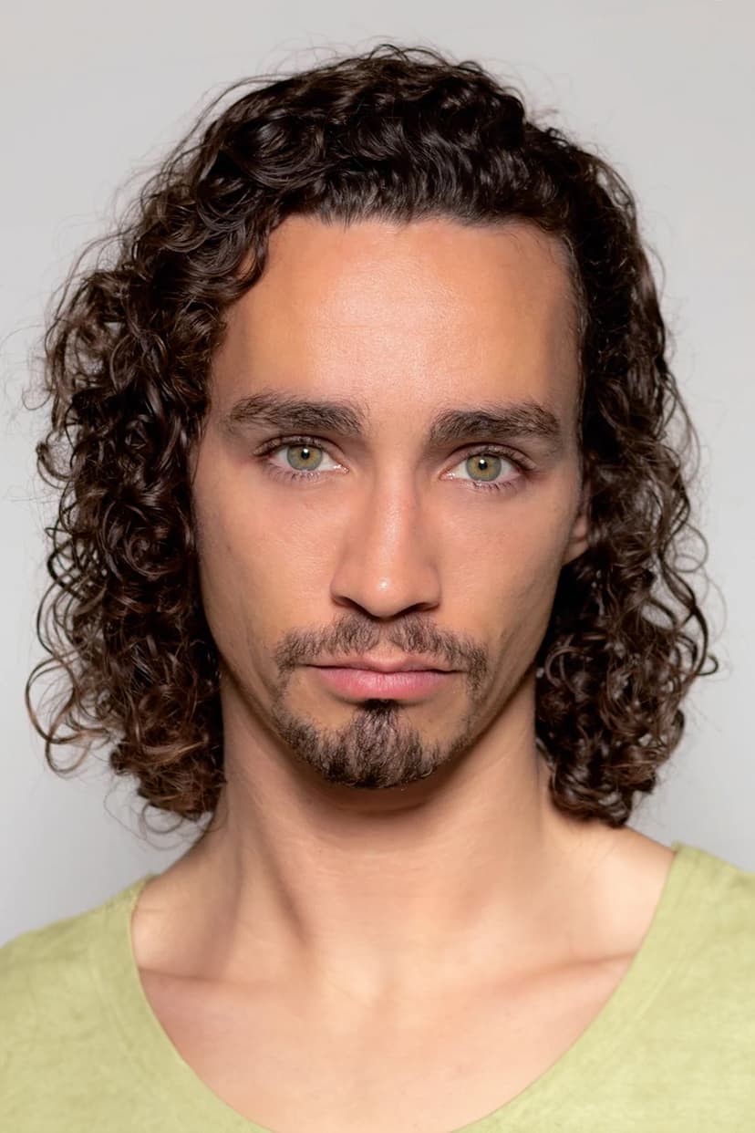 Robert Sheehan profile