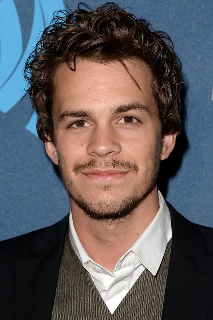 Johnny Simmons profile