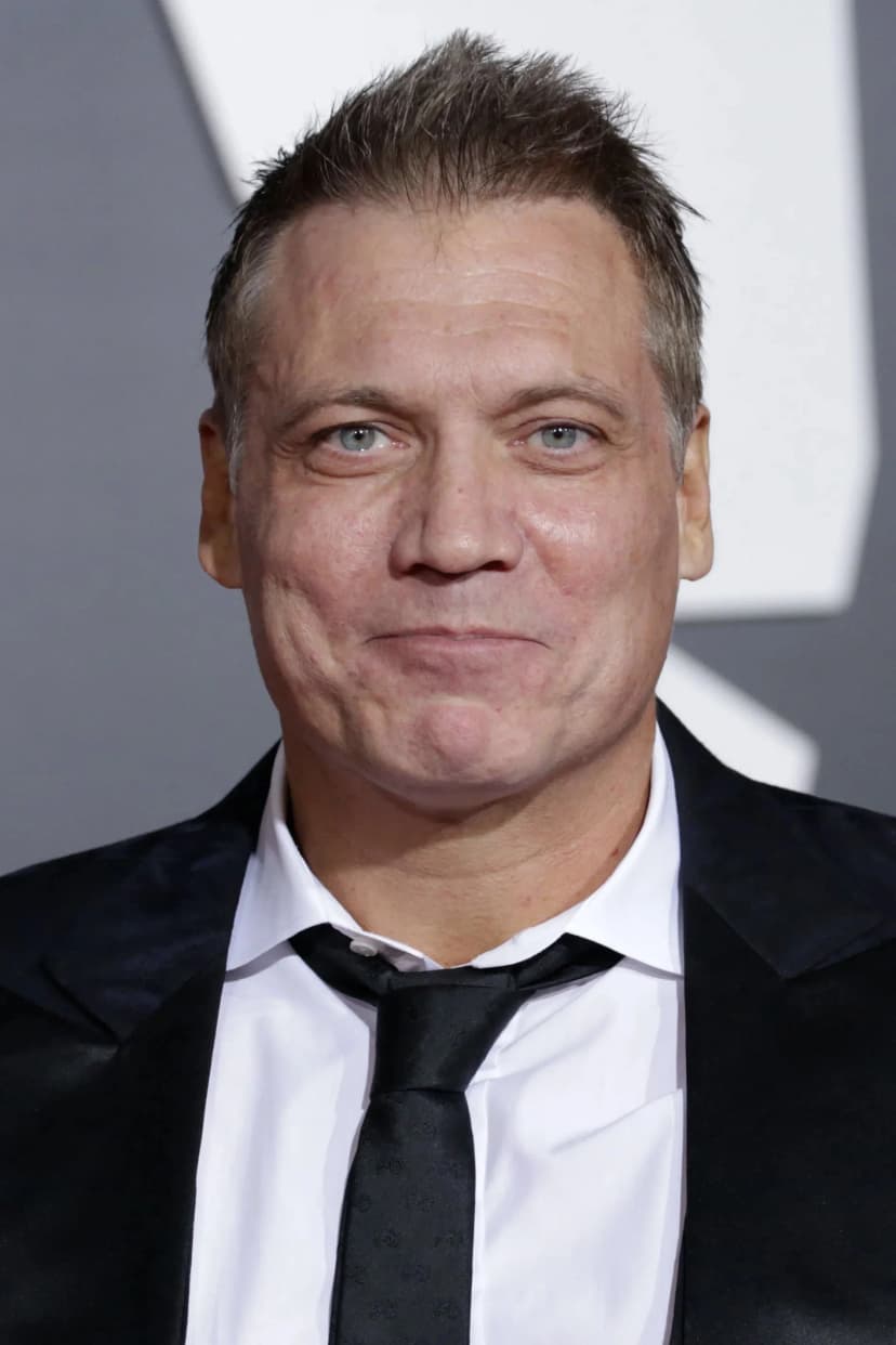 Holt McCallany profile