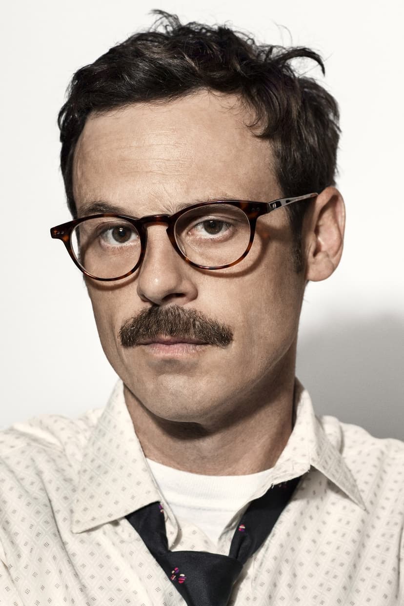 Scoot McNairy profile