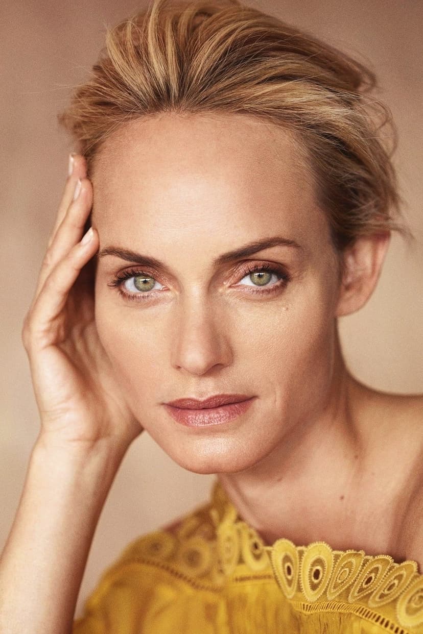 Amber Valletta profile