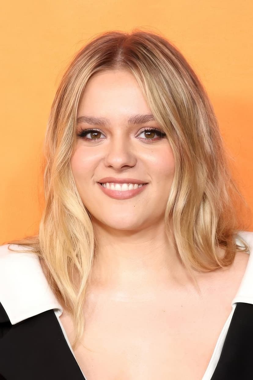 Maisy Stella profile